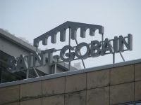 Logo Saint Gobain na dachu budynku biurowego na warszawskim Mordorze przy ulicy Cybernetyki.