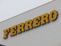 Podświetlany logotyp Ferrero na hali produkcyjnej Bielsk Duży k/Grójca