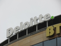Logo DELOITTE na warszawskim biurowcu w Alejach Niepodległości