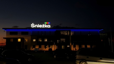 Logo Śnieżka na dachu siedziby firmy w Brzeźnicy k/Dębicy