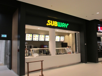 Logotyp sieci SUBWAY nad lokalem restauracyjnym w warszawskiej Galerii P&oacute;łnocnej