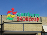 CH Skorosze logo nad wejściem