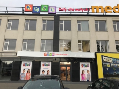 Oznakowanie sklepu SMYK Warszawa Elektronowa.