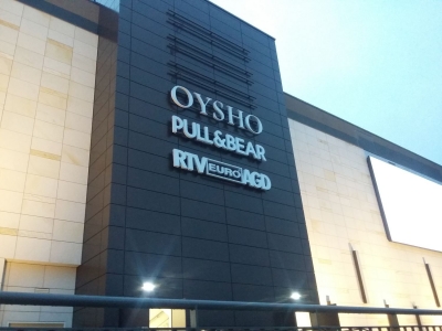 Logotypy grupy INDITEX na elewacji CH Posnania w Poznaniu